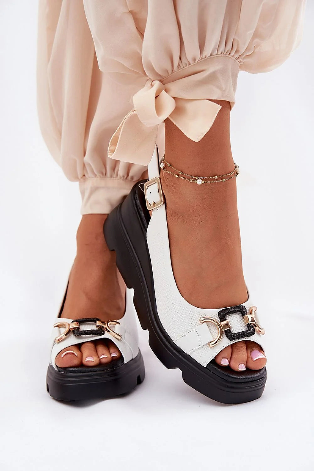 sandales femmes cuir naturel blanc tige texturée bride arrière réglable boucle dorée chaînette métal plateforme noire semelle crantée