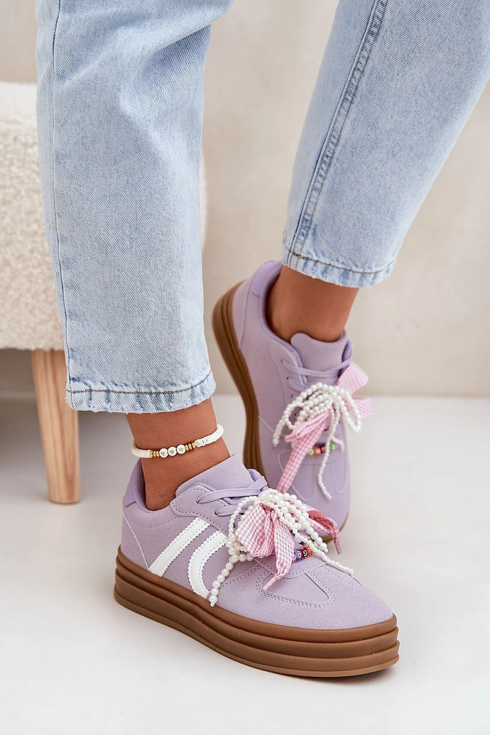 Chaussures de sport féminines audacieuses en suédine lavande pastel avec bandes blanches et lacets ornés de perles et nœud Vichy