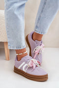 Chaussures de sport féminines audacieuses en suédine lavande pastel avec bandes blanches et lacets ornés de perles et nœud Vichy
