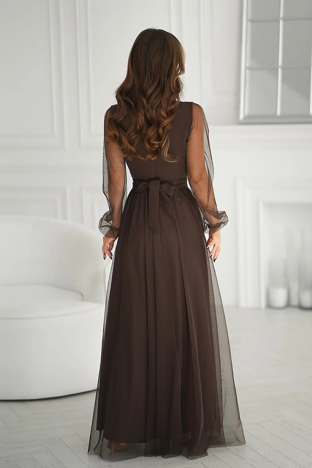 robe longue soirée chocolat tulle chiffon délicat décolleté V croisé taille cintrée ceinture manches longues bouffantes fente latérale