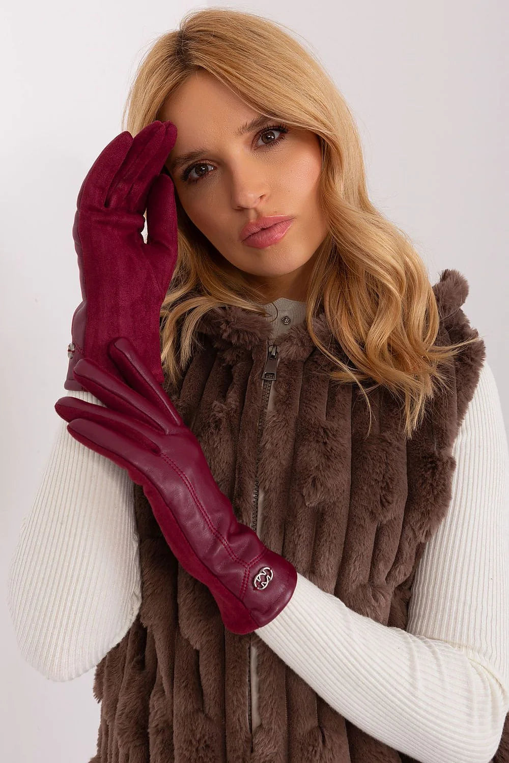 Gants élégants isolés pour femmes en polyuréthane et polyester, rouge bordeaux, design classique, bouton métallique, manchons ajustés, style intemporel, mode automne-hiver