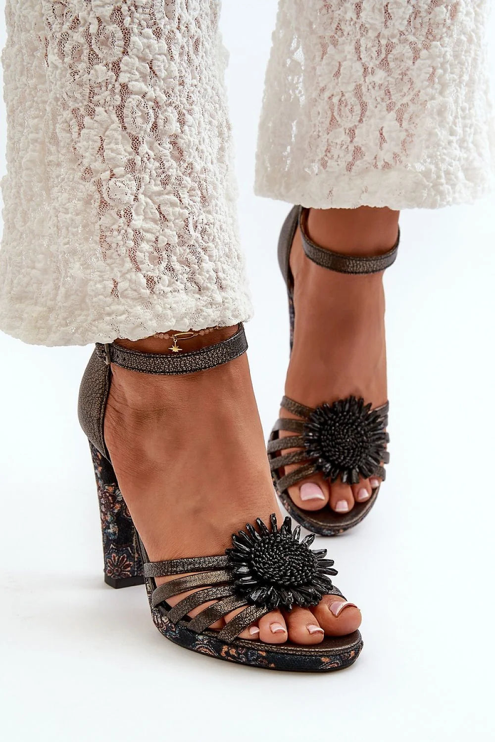 Sandales à talons pour femme, design métallique, cuir naturel, bride ajustable, fleur ornée, occasion élégante