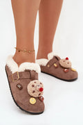 pantoufles femmes suédine écologique marron fourrure écrue semelle antidérapante bride réglable boucle dorée appliqués gourmands pompon chocolats chaud confortable cadeau