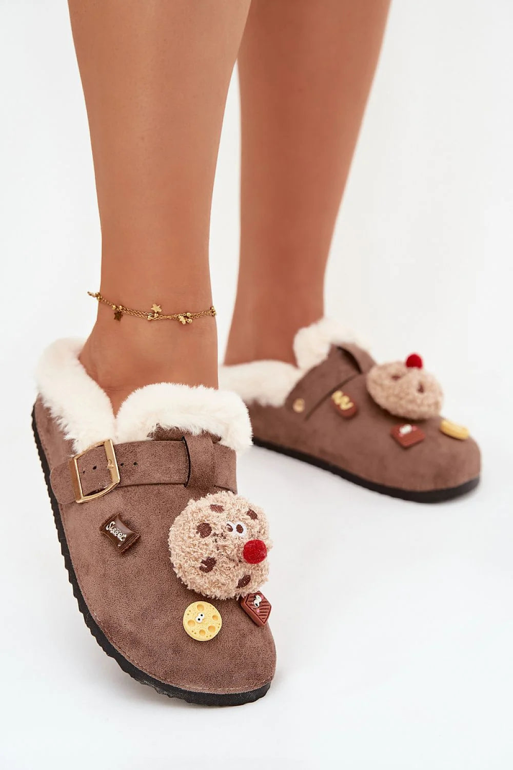 pantoufles femmes suédine écologique marron fourrure écrue semelle antidérapante bride réglable boucle dorée appliqués gourmands pompon chocolats chaud confortable cadeau
