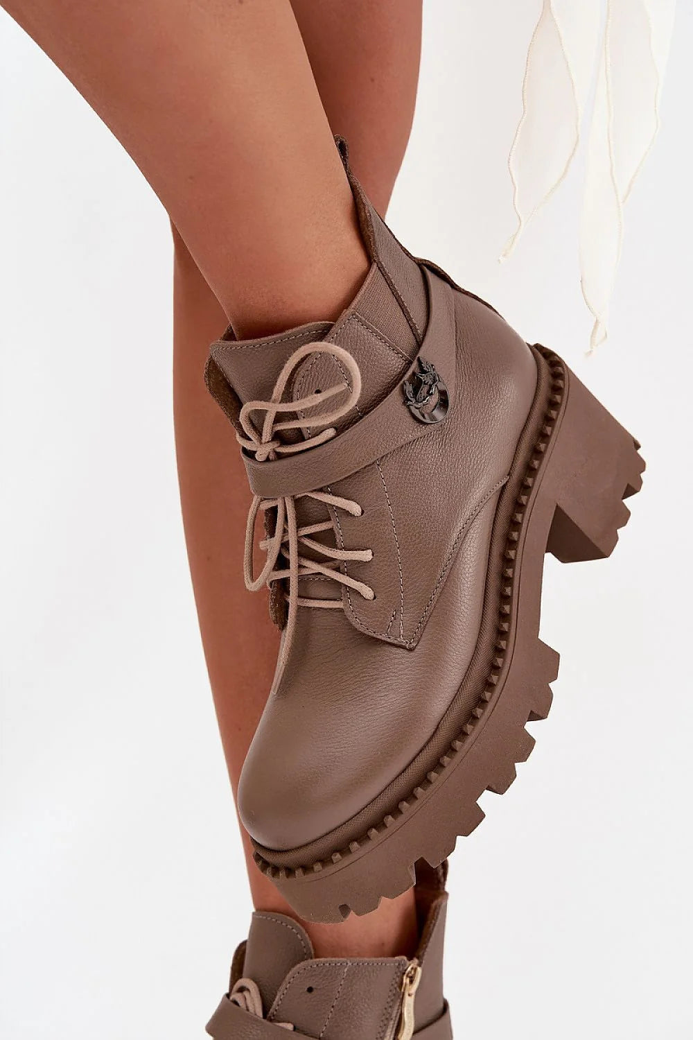 bottines femme cuir naturel taupe grainé doublure feutre confortables chaudes talon bloc semelle plateforme crantée bride boucle métal style urbain