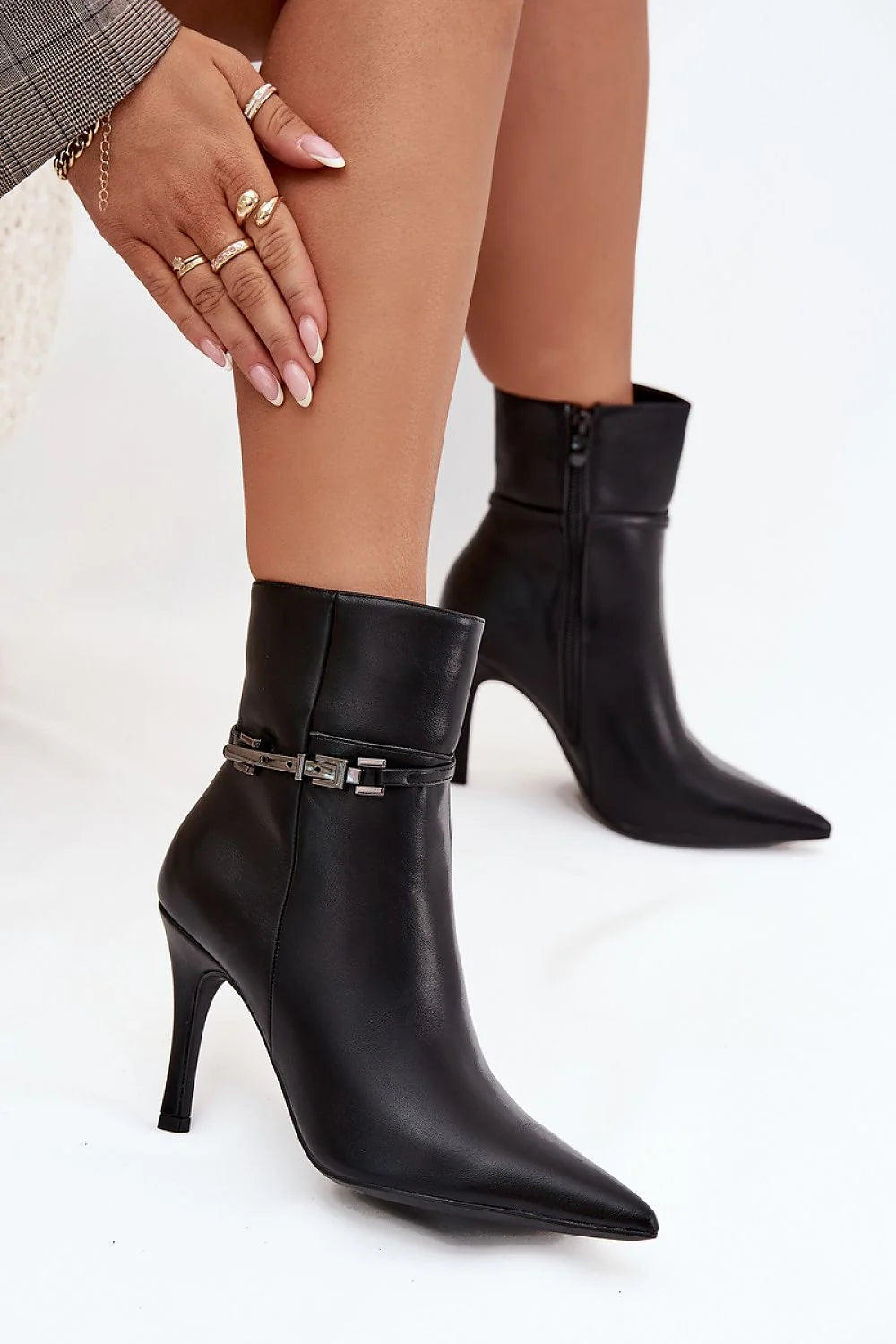 bottines cheville talon stiletto haut noir similicuir bout pointu doublure fourrure chaude sangle boucle métal zippée élégantes