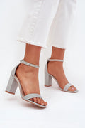 sandales élégantes talon carré bloc ajustables lanières métalliques scintillantes argentées bride cheville boucle bout ouvert semelle brun clair confortables