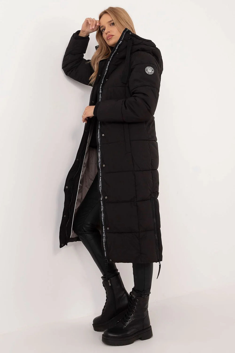 Manteau long matelassé pour femme noir moderne urbain coupe droite高 collar fermeture éclair manches longues poches latérales veste hiver élégante