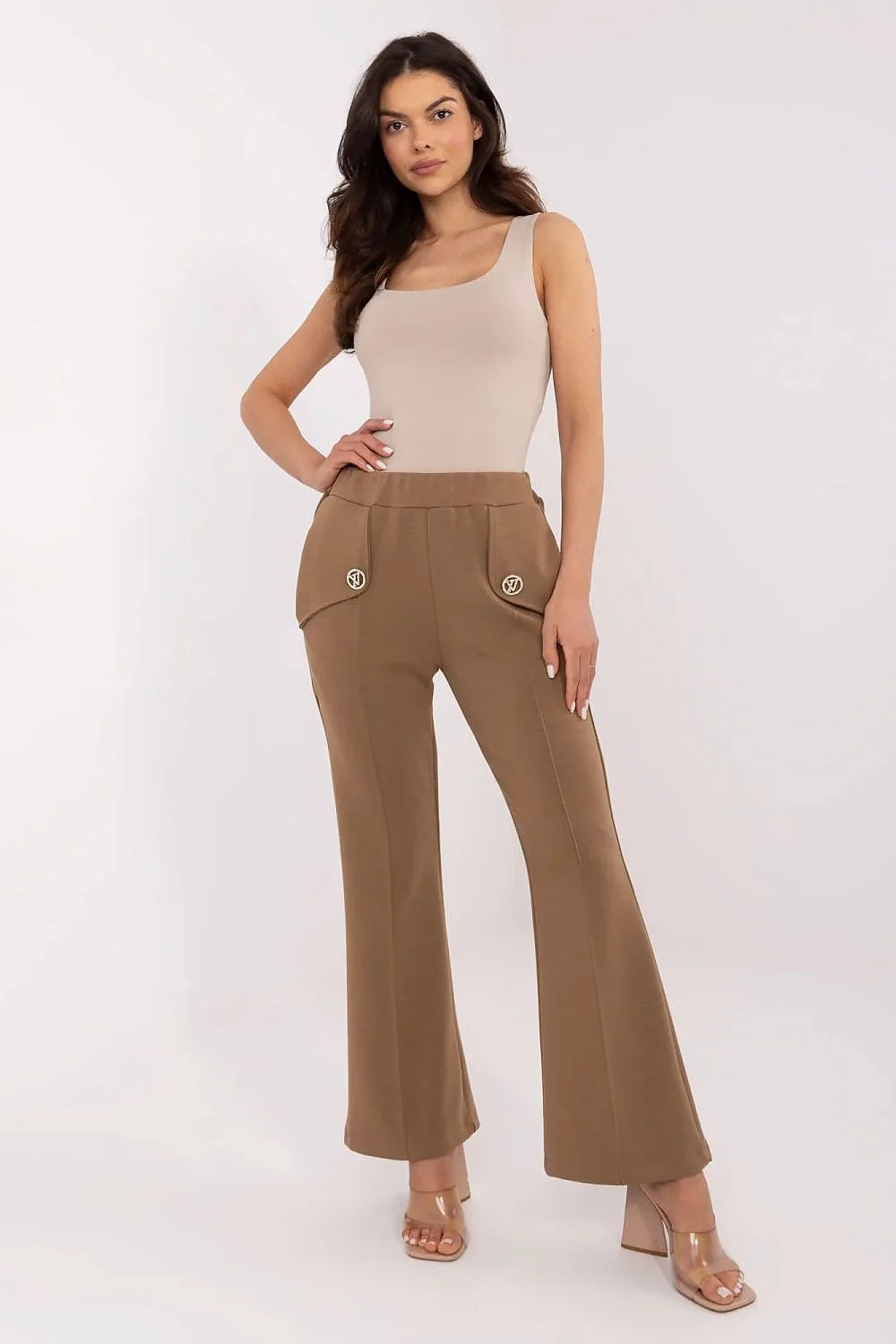 Tenue deux pièces élégante pour femmes top sans manches encolure carrée pantalon taille haute coupe évasée couleur camel matière stretch