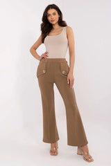 Tenue deux pièces élégante pour femmes top sans manches encolure carrée pantalon taille haute coupe évasée couleur camel matière stretch