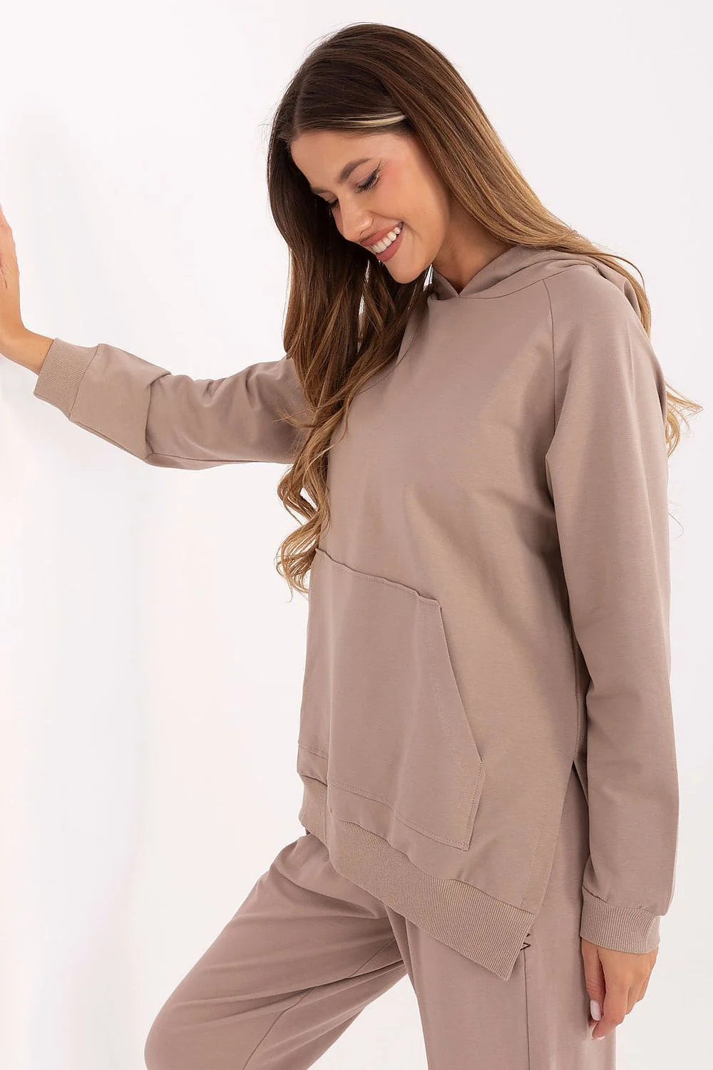 sweatshirt femme oversize taupe capuche poche kangourou coton élasthanne doux confortable manches raglan bords côtes fentes latérales coupe longue décontracté