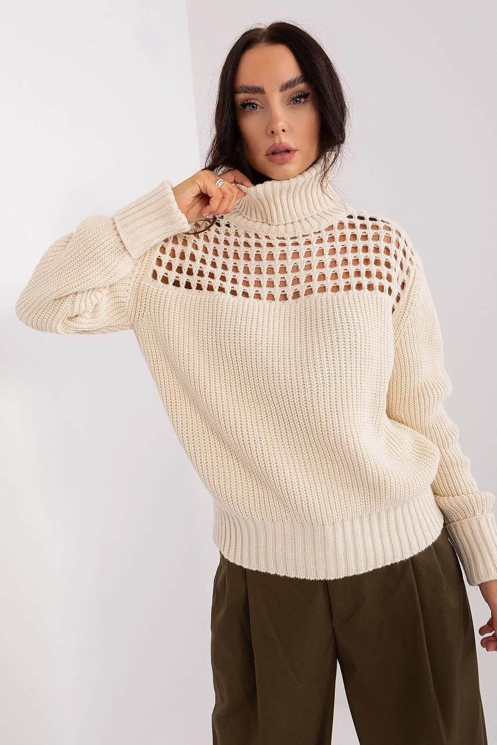 Pull à col roulé pour femmes modern design tricot ajouré beige crème matière épaisse hiver