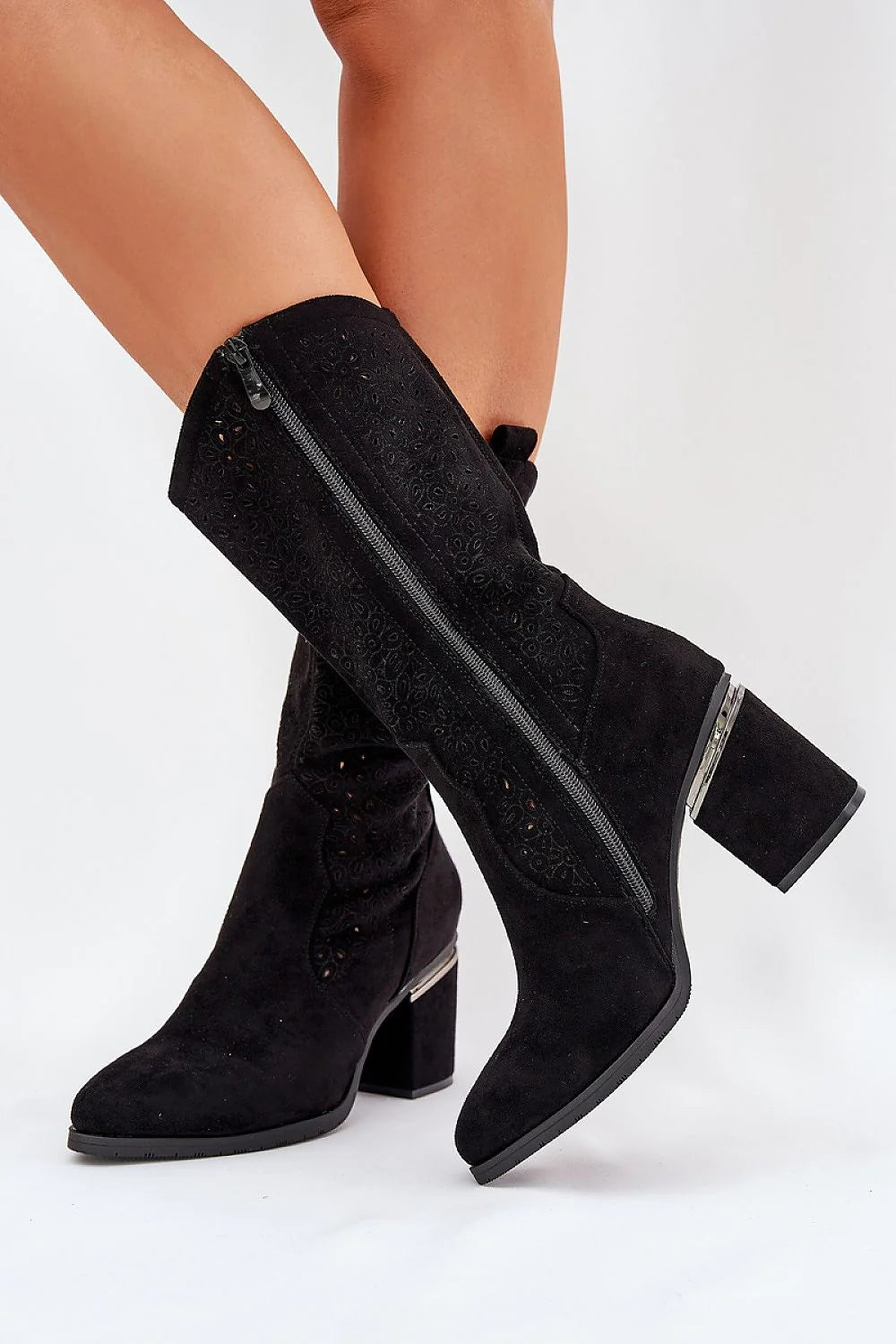 bottes femme suédine délicate effet daim noir tige ajourée découpe laser motif floral talon bloc 8 cm