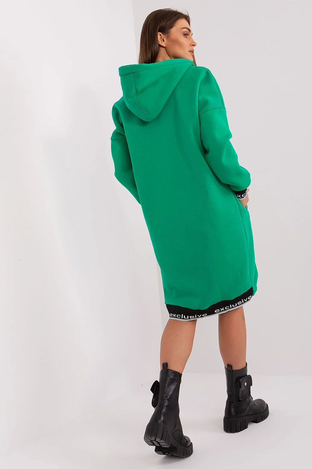 Robe pull féminine à capuchon coupe ample couleur verte vive matériau doux mode urbaine confort