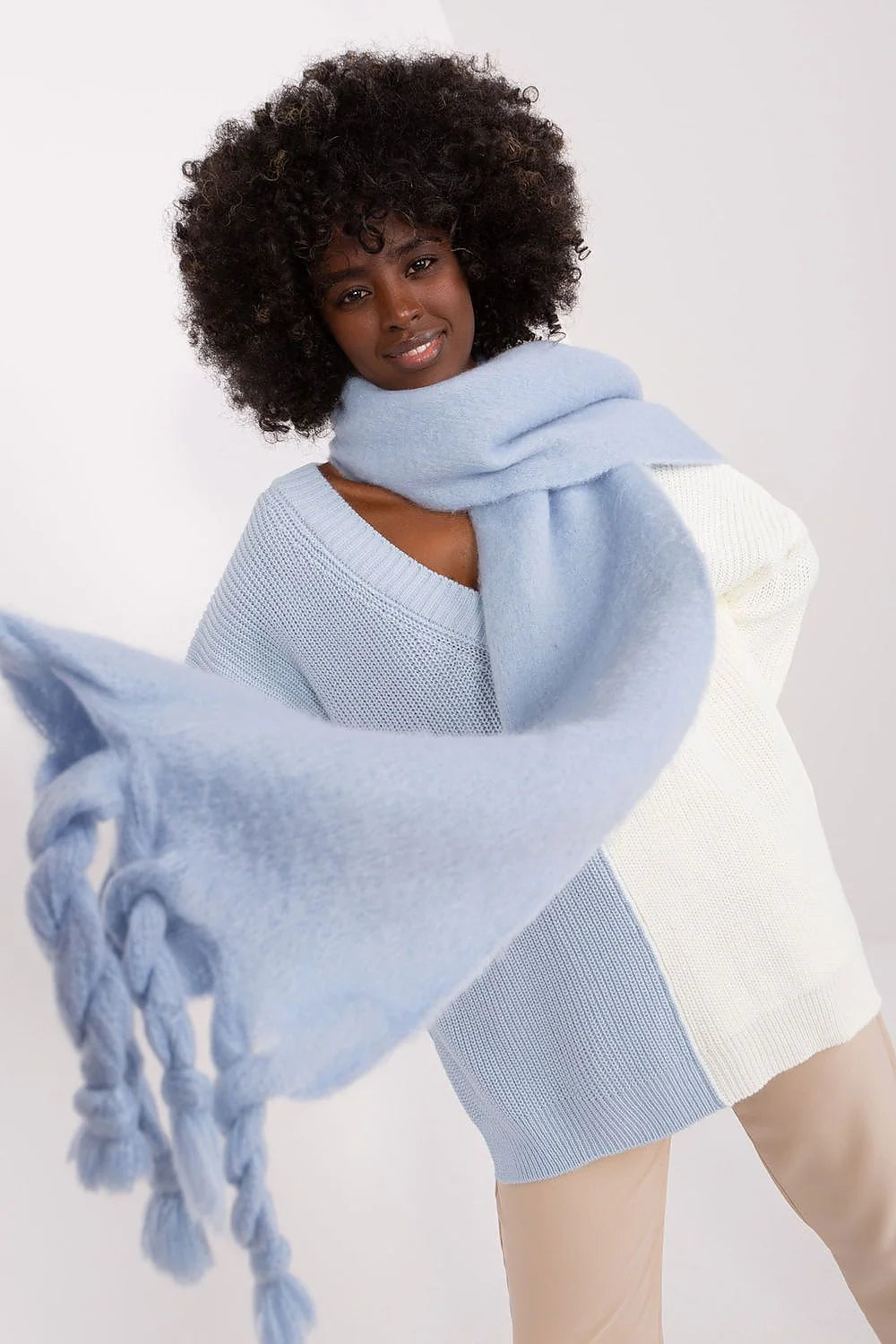 Écharpe volumineuse en laine mohair bleu clair franges torsadées pull maille torsadée bleu pastel blanc cassé pantalon beige clair automne hiver