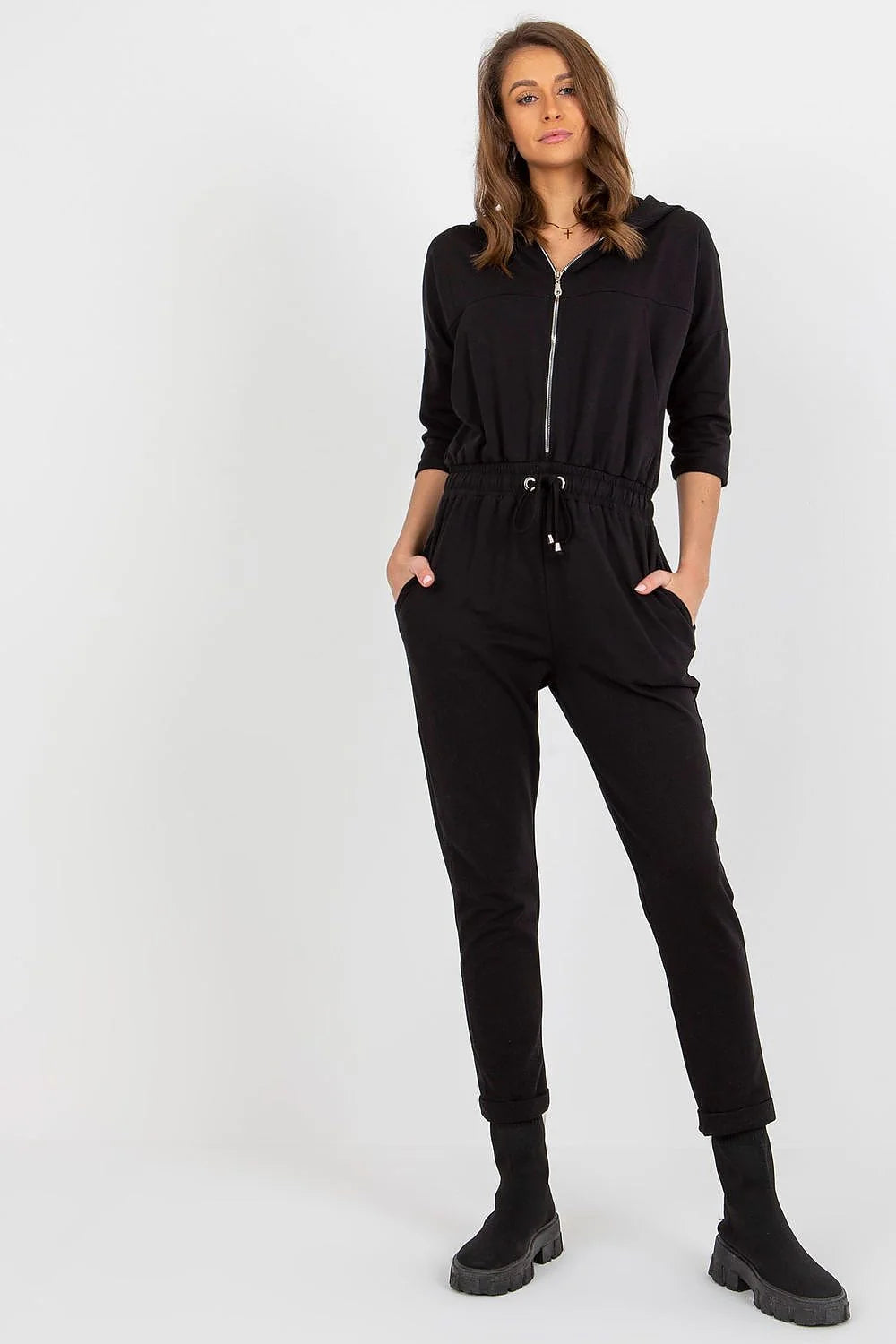 combinaison femme manches troisquarts zippée noire coton élasthanne stretch confortable capuche poches latérales taille élastique cordon fuselée slim cheville athleisure