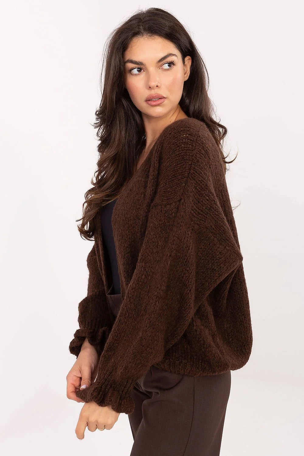 cardigan femme oversize boxy coupe courte maille épaisse duveteuse chocolat col V profond manches ballon délicates finitions côtelées poignets base