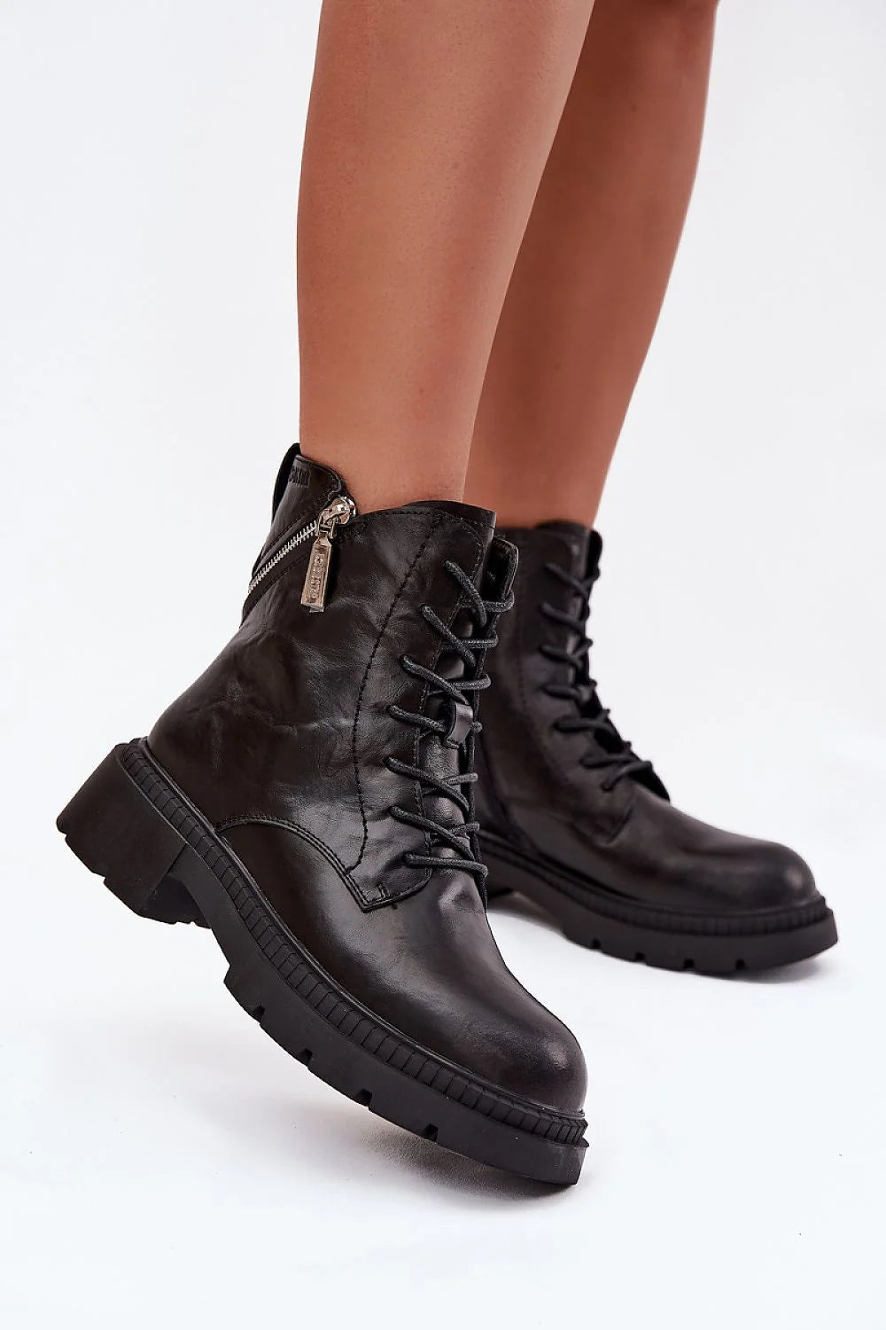 bottines femme montantes cuir suédé noir lisse bout rond tige cheville lacets oeillets renforcés fermeture éclair latérale argentée semelle plateforme