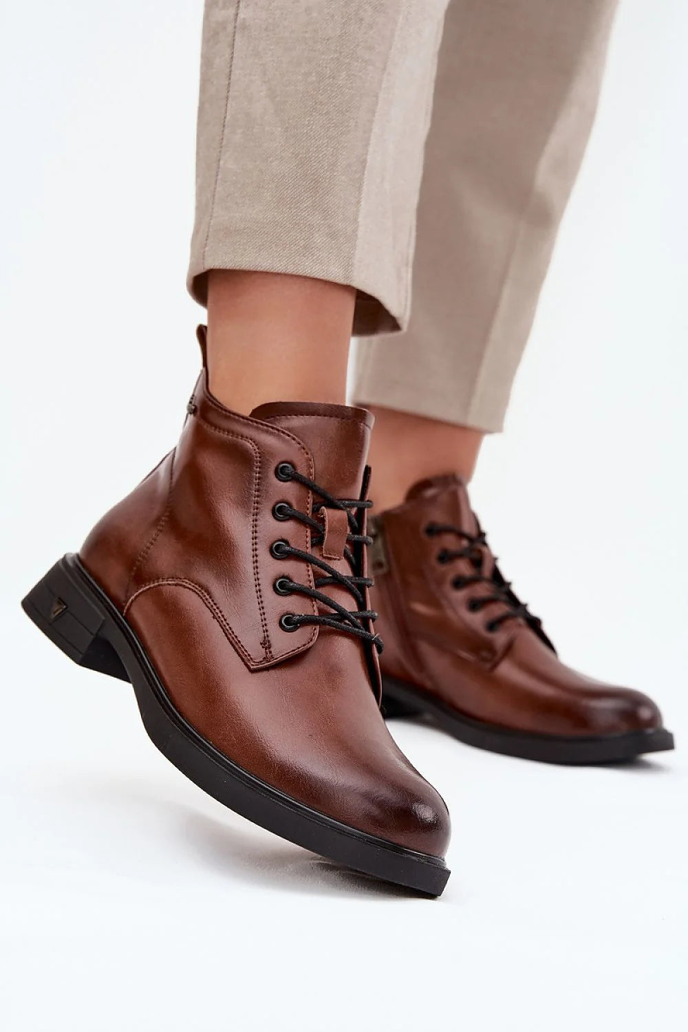 bottines femme cuir naturel cognac lacets fermeture éclair doublure chaude cheville rond oeillets surpiqûres semelle gomme confortable