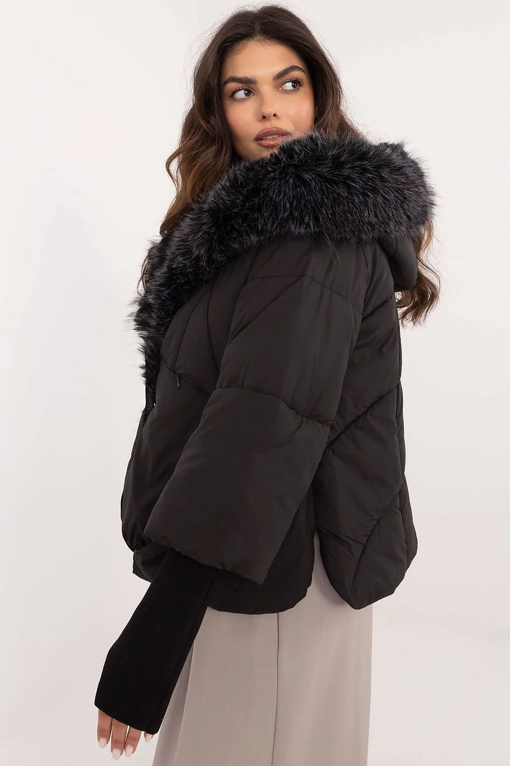 Veste d'hiver féminine moderne en polyester matelassé avec capuche en fausse fourrure noire manches longues coupe ample isolation thermique
