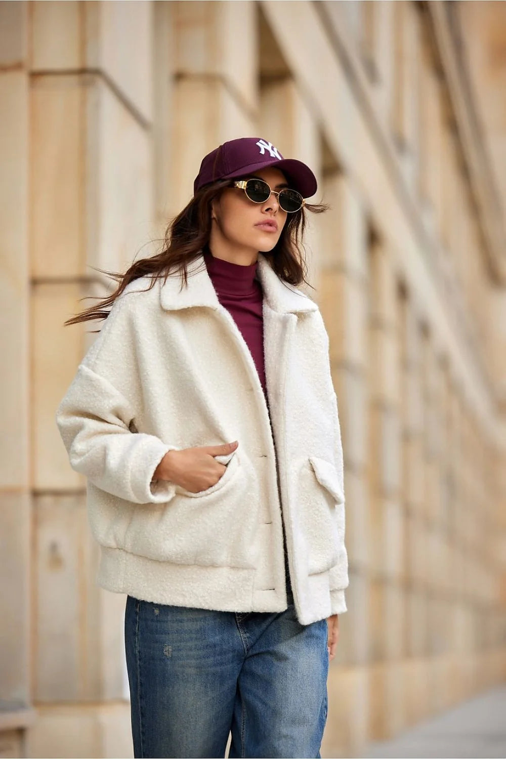 Veste Roco Fashion en laine bouclée crème, coupe ample, fermeture à boutons, poches à rabat, col classique, manches longues, finitions soignées, style minimaliste, veste chic pour femme