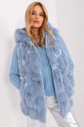 Gilet en fausse fourrure bleu clair long à capuche pour femme, style chic et confortable, idéal pour les jours froids