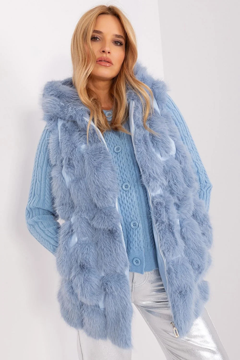 Gilet en fausse fourrure bleu clair long à capuche pour femme, style chic et confortable, idéal pour les jours froids