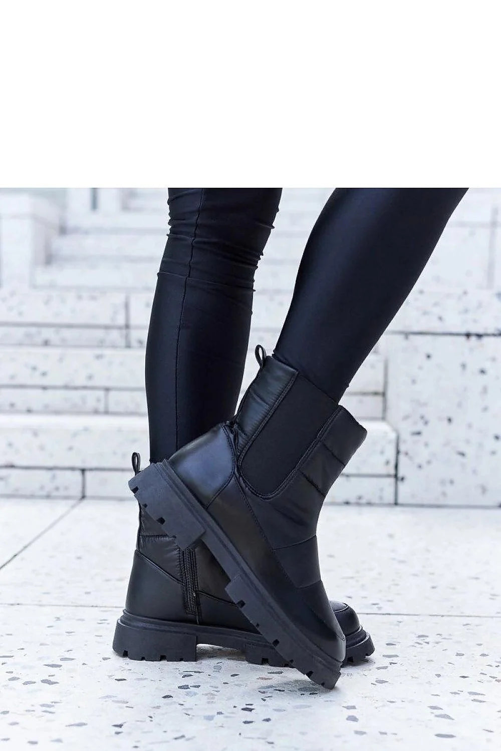 Bottines pour femme style urbain moderne cuir synthétique glossy noire talon légèrement relevé semelle antidérapante fermure éclair latérale coutures visibles mi-haute
