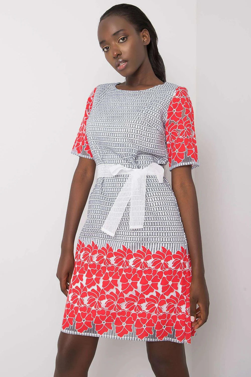 Robe féminine élégante longueur genou motif géométrique floral rouge blanc ceinture ajustable matériau léger femme