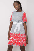 Robe féminine élégante longueur genou motif géométrique floral rouge blanc ceinture ajustable matériau léger femme