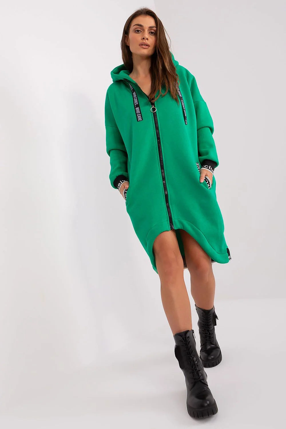 Robe pull féminine à capuchon coupe ample couleur verte vive matériau doux mode urbaine confort