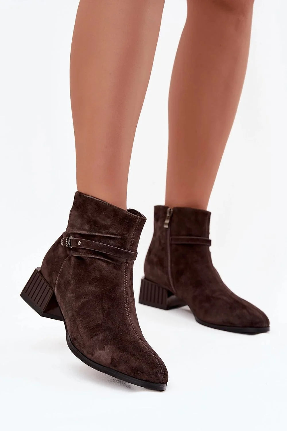 bottines femme suède marron cheville bout arrondi talon carré doublure chaude semelle antidérapante fermeture éclair lanière décorative boucle