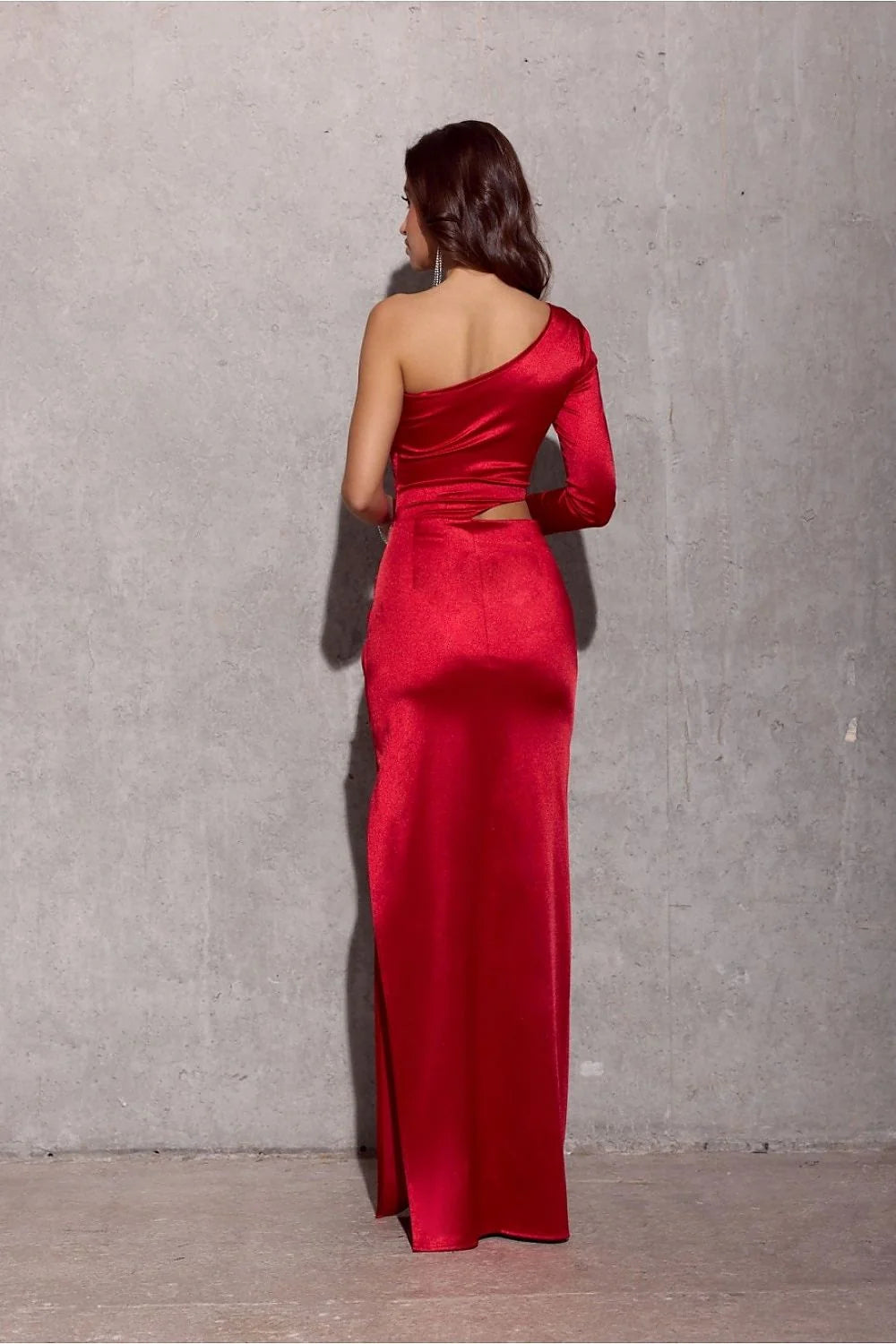 Robe longue élégante pour femme, style asymétrique, manche longue, épaule nue, tissu satiné rouge vif, fente haute, occasion soirée