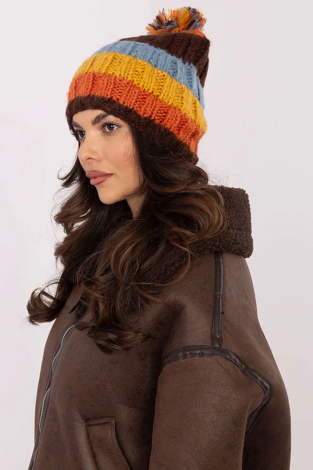 Bonnet d'hiver en laine tricoté coloré pompon multicolore femme style casual saison froide accessoire mode élégant