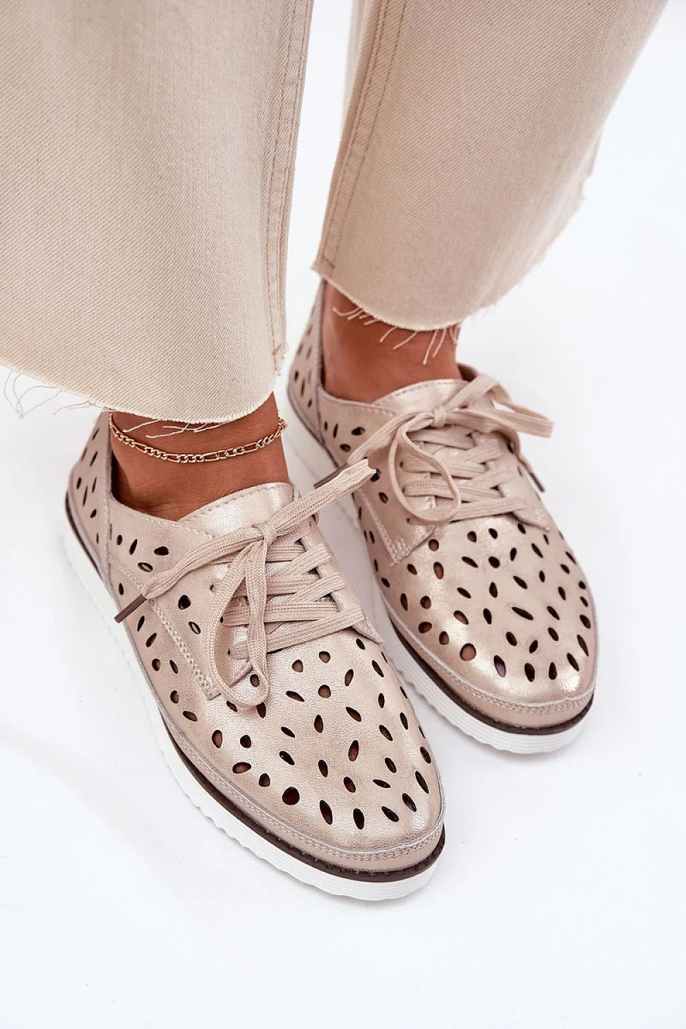 Chaussures basses femmes style moderne élégant couleur beige métallisé perforations ovales laces assorties semelle épaisse amorti confortable