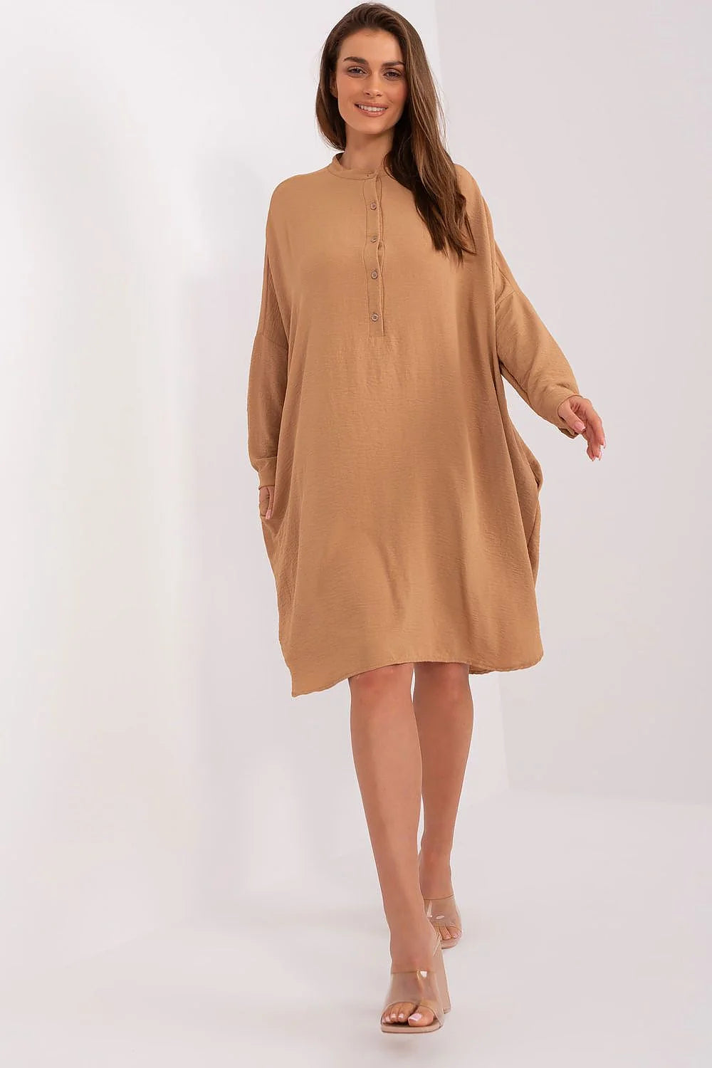 Robe de jour Italy Moda ample à manches longues en camel, coupe généreuse, col rond boutonné, tissu léger et fluide pour femmes, polyvalente pour occasion décontractée
