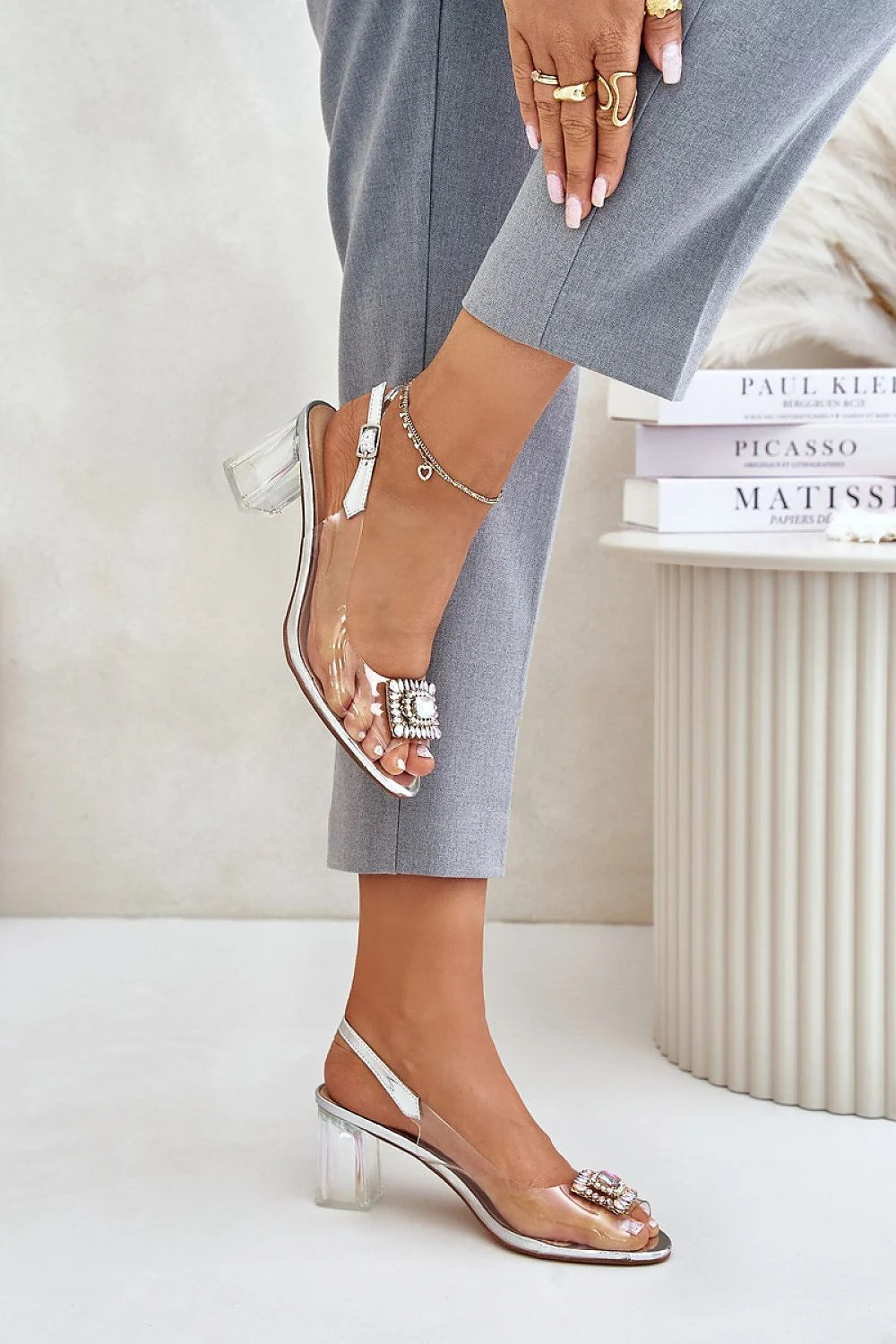 sandales transparentes féminines talon clair colonne bijou multicolore strass irisé cuir naturel semelle matelassée bride réglable boucle argentée moderne élégantes