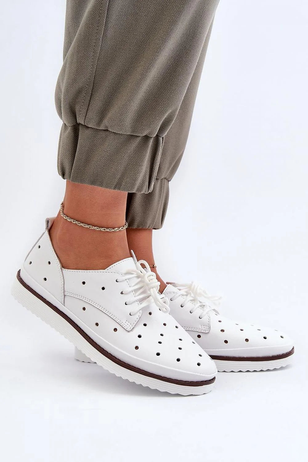 Chaussures basses femmes style derby cuir synthétique blanc perforations semelle caoutchouc occasions décontractées semi-formelles