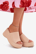 Mules compensées féminines design moderne élégant beige nude cuir artificiel semelle confortable plateforme talon ouvert style décontracté