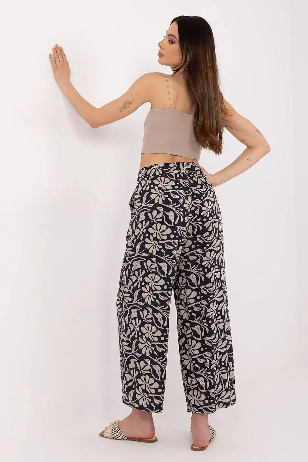Ensemble femme crop top et pantalon large style estival floral imprimé beige noir matière légère extensible été