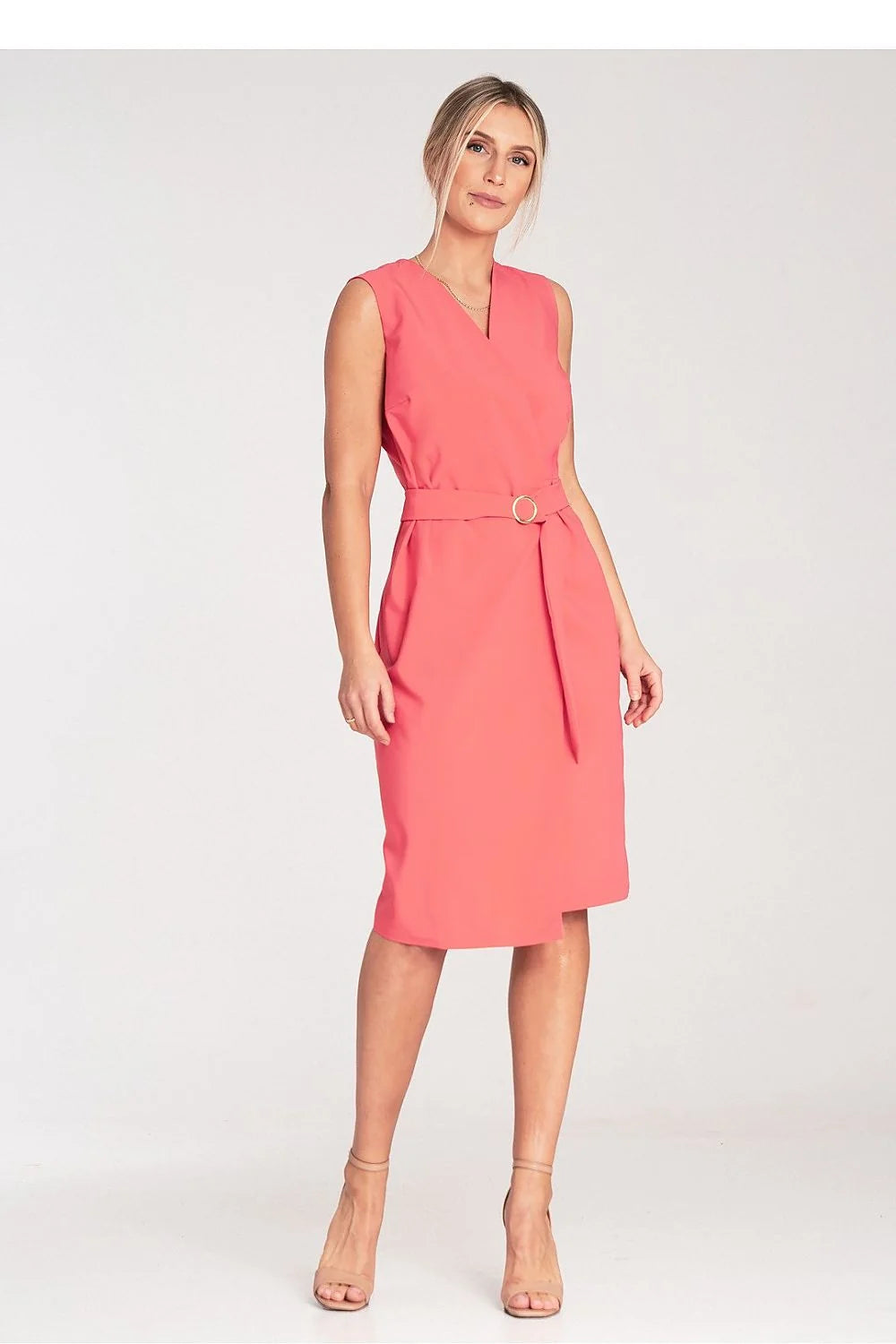 Robe élégante pour femme en corail sans manches avec ceinture dorée, genou long, coupe structurée, polyester et viscose, occasions formelles et professionnelles