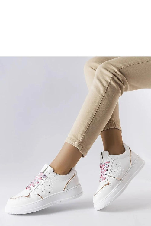 baskets femmes basses blanches cuir synthétique semelle plateforme épaisse perforations latérales empiècements métallisés dorés lacets multicolores roses col rembourré confortables