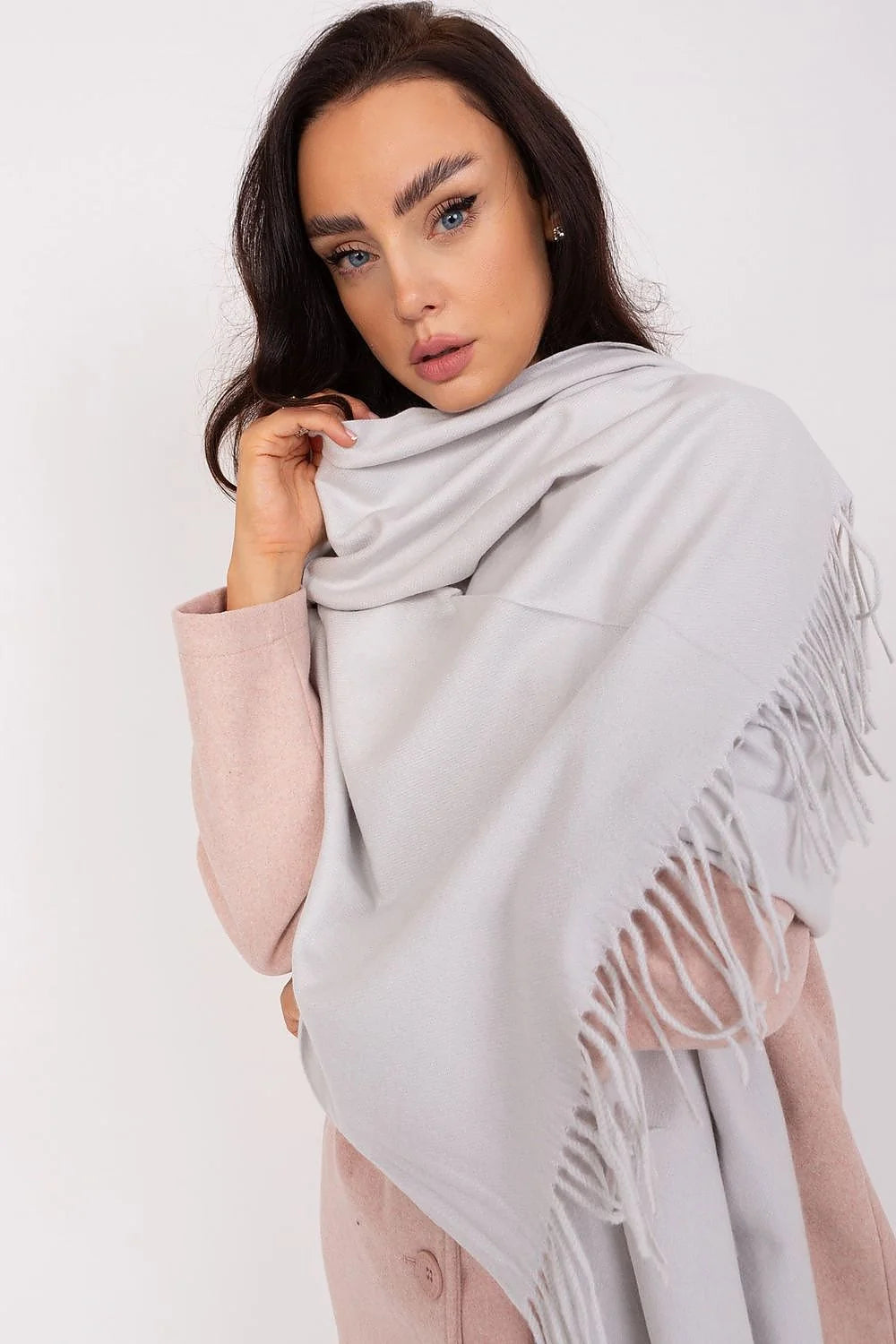 ensemble mode féminine hiver manteau droit boutonné rose pastel écharpe oversized gris perle franges laine mélangée