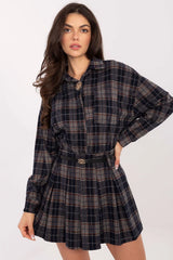 jupe mini élégante féminine volants contrastants carreaux flanelle marine gris taupe taille cintrée ceinture fine boucle dorée preppy
