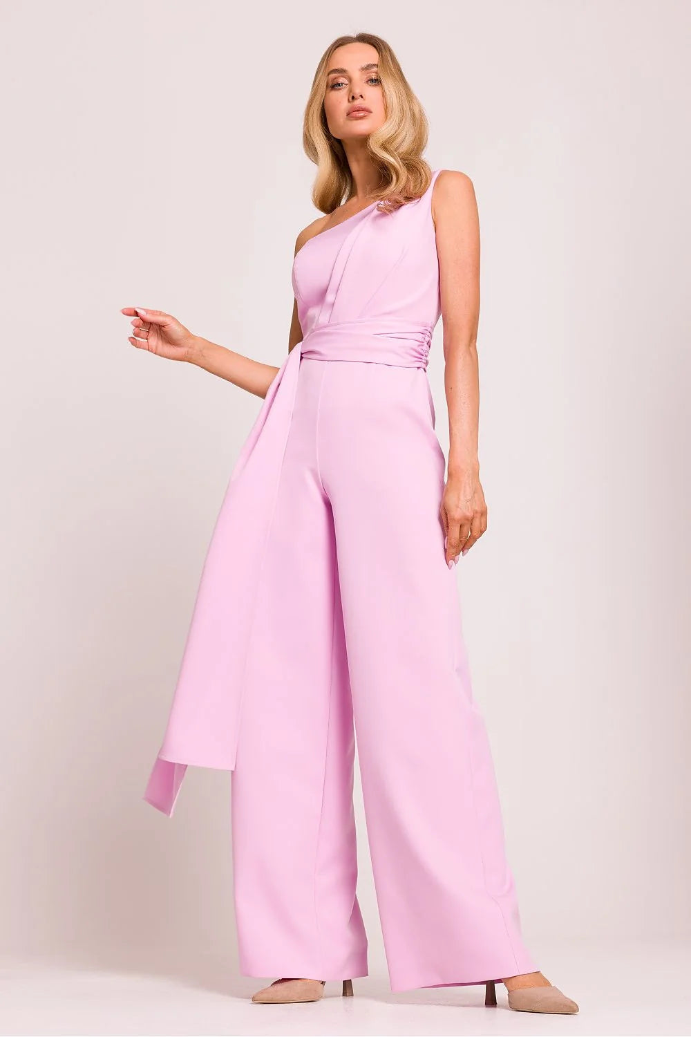 combinaison asymétrique monoépaule rose poudré taille haute ceinture tissu assortie silhouette cintrée jambes larges fluides élégante soirée cérémonie