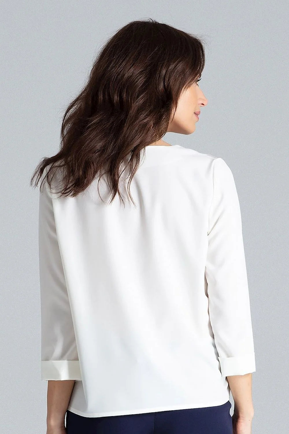 chemisier femme blanc cassé coupe droite fluide manches longues encolureV plis contrastés tissu léger polyester elasthanne poignet soigné minimaliste polyvalent