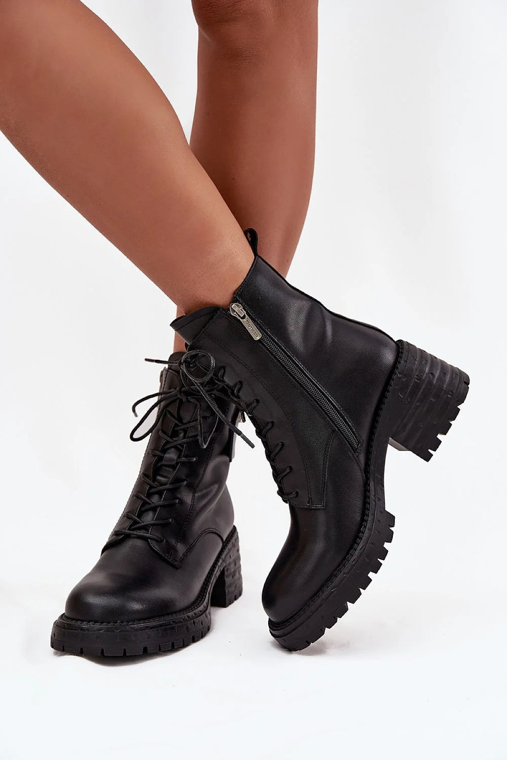 bottines cuir naturel noir cheville lacets fermeture éclair talon bloc semelle plateforme crantée œillets renforcés plaque métallique doublure légère confortable
