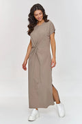 Robe de jour Makadamia casual moderne couleur taupe maxi col rond manches courtes fente latérale tissu souple finitions hautes qualité femme