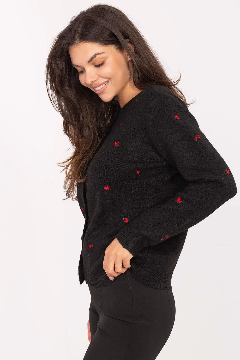 cardigan femme boutonné maille tricotée noir coupe droite longueur hanches col rond manches longues broderies cœurs rouges douceur