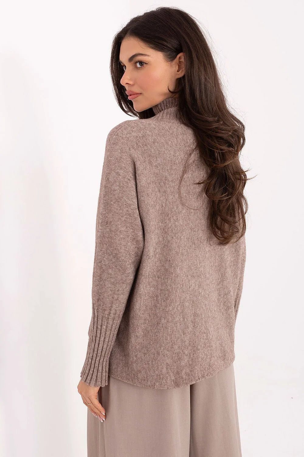 pull femme col roulé maille douce taupe chiné oversize épaules tombantes manches longues poignets côtelés texture duveteuse polyvalent casual chic